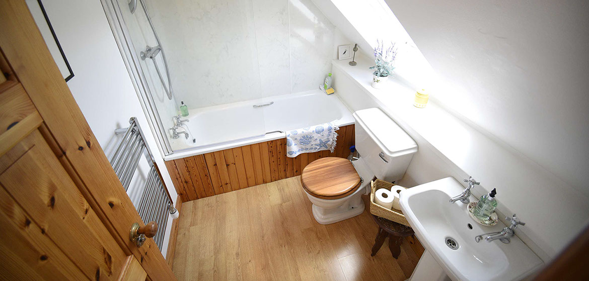 Self catering acccommodation in Glenhinnisdal on the Isle of Skye with modern bathroom with bath and shower